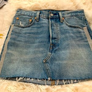 🤠Vintage Levi’s jean skirt with rhinestones so cute!!